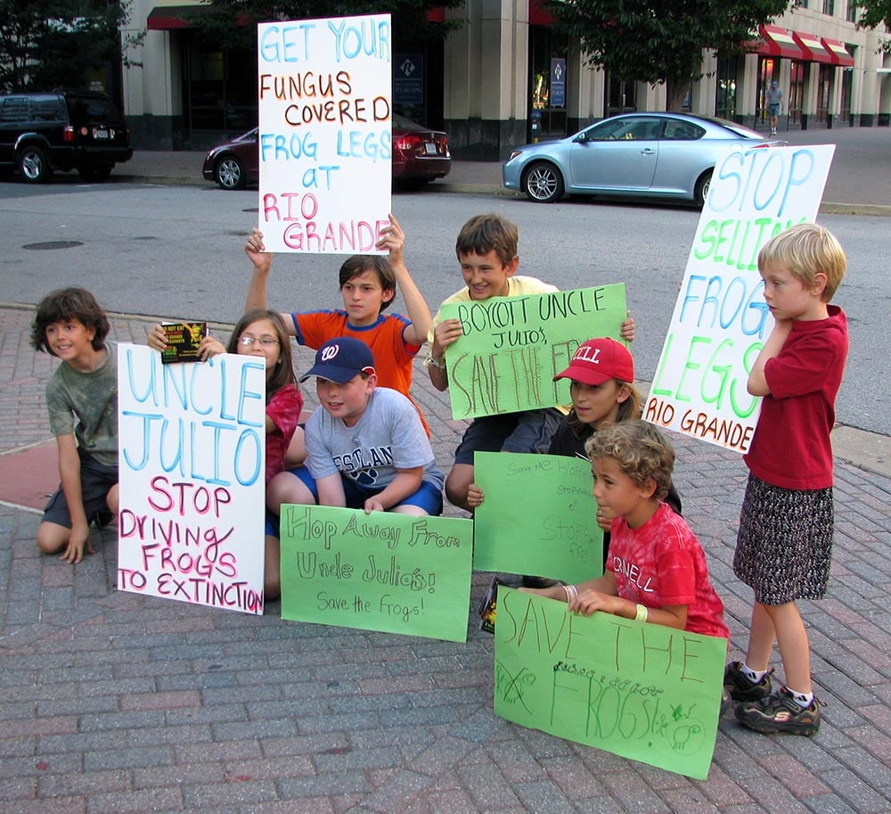 훌리오 삼촌 리오 그란데 개구리 다리 - 버지니아주 알링턴 시위 - 어린이 표지판 - 2010년 9월 4일