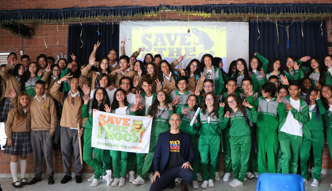 Bogota-Colegio-la-Aurora-Group-Flag Save The Frogs Day 2019