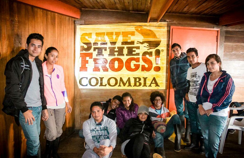 โคลอมเบีย-ซานตา-มาร์ตา- Save The Frogs Day 2014 นักเรียน Beto Rueda