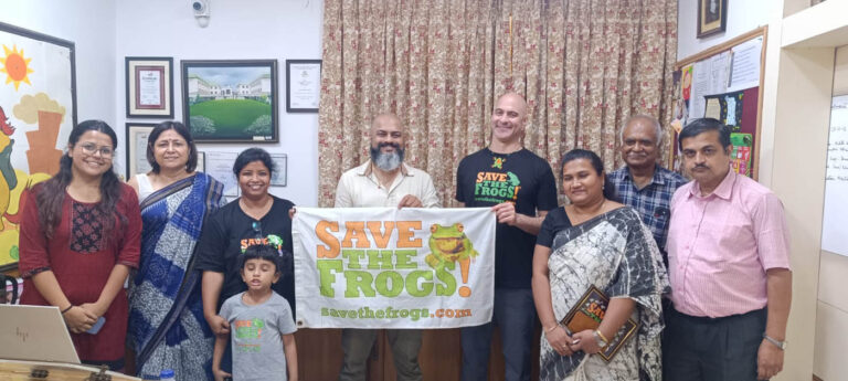 India Kolkata Benggala Barat - The Heritage School - Save The Frogs Day 2025-04-28 - 061 Bendera Kerry Kriger