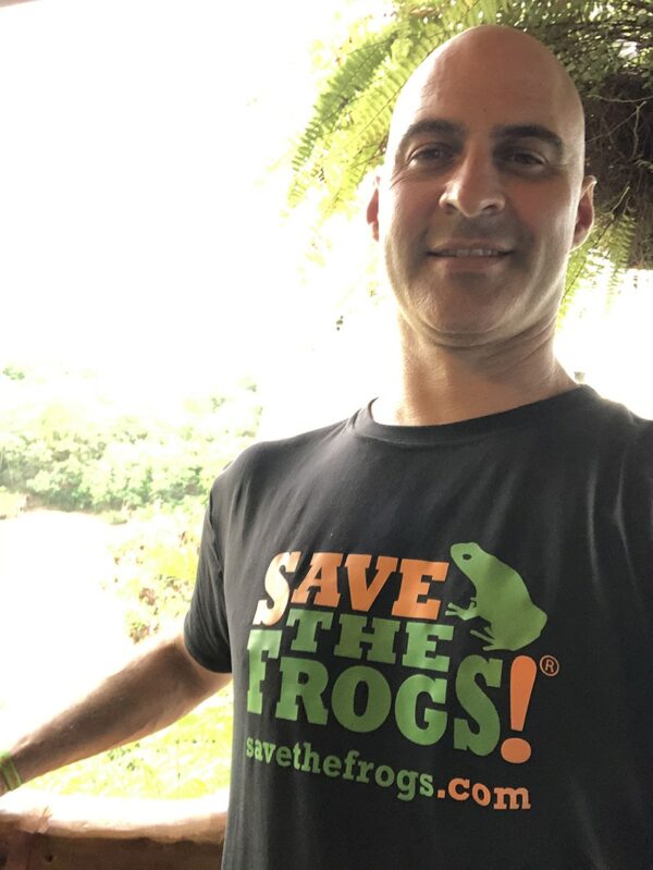 Kerry Kriger Pertahankan Keseimbangan Save The Frogs Shirt 1 800 1
