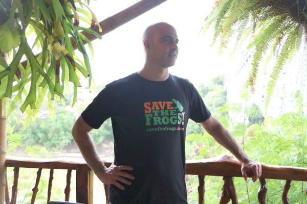 Maintenir l&#39;équilibre T-shirt Save The Frogs Kerry Kriger 5 1400 1