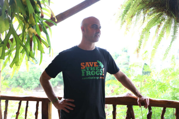 Maintenir l&#39;équilibre T-shirt Save The Frogs Kerry Kriger 6 1400 1