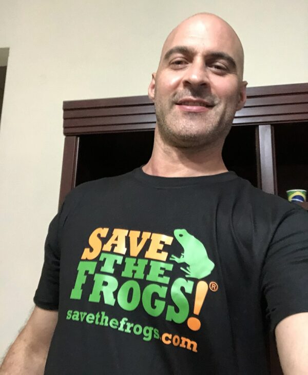 Maintenir l&#39;équilibre T-shirt Save The Frogs Kerry Kriger 8 800 1
