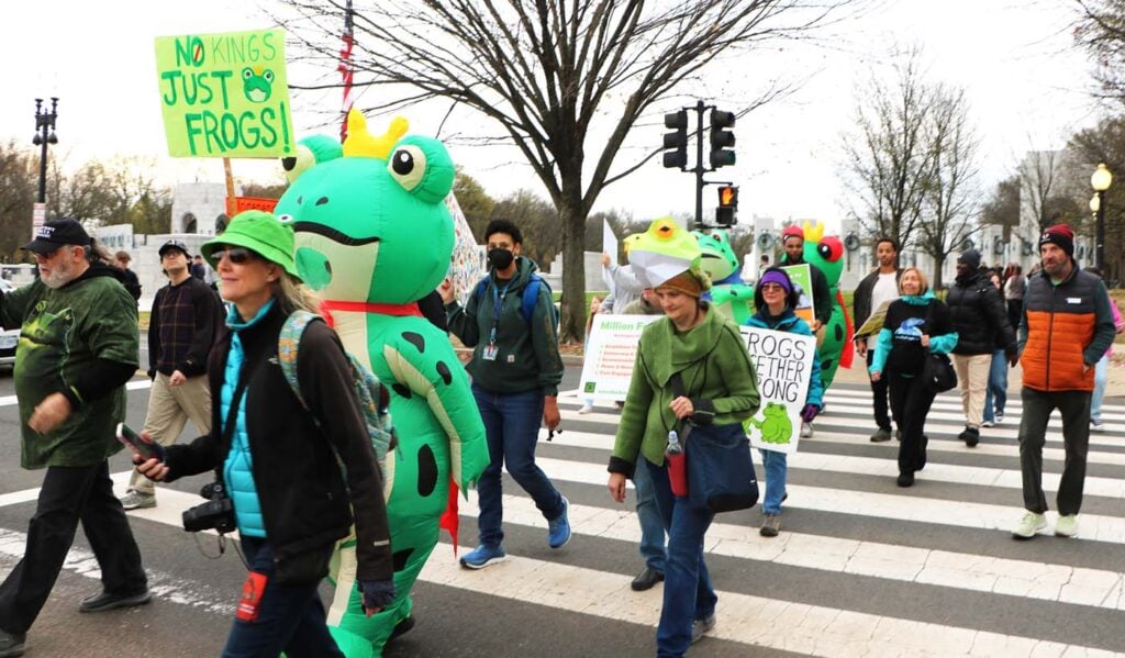 Pawai Sejuta Katak Washington DC 2025 11 15 CanonT6S 1400 24