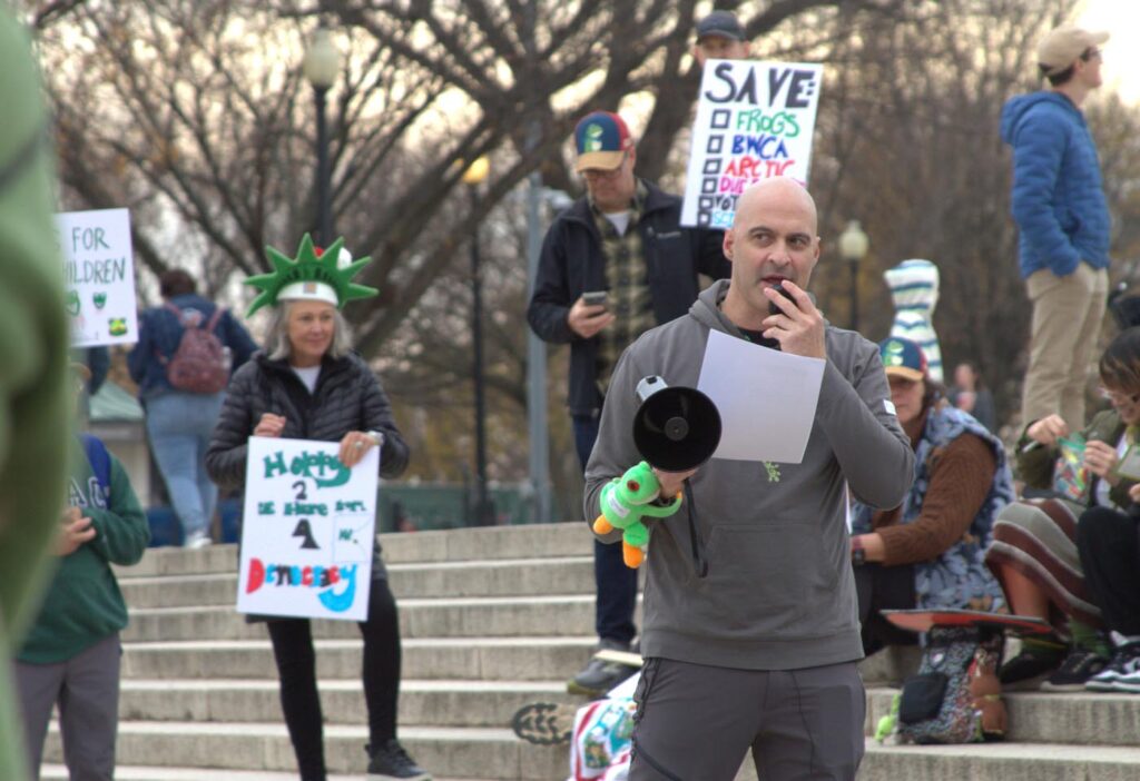 Pawai Sejuta Katak - Washington DC - 15-11-2025 - Foto oleh Arlo Lachenmeyer - 04 Kerry Kriger Berbicara