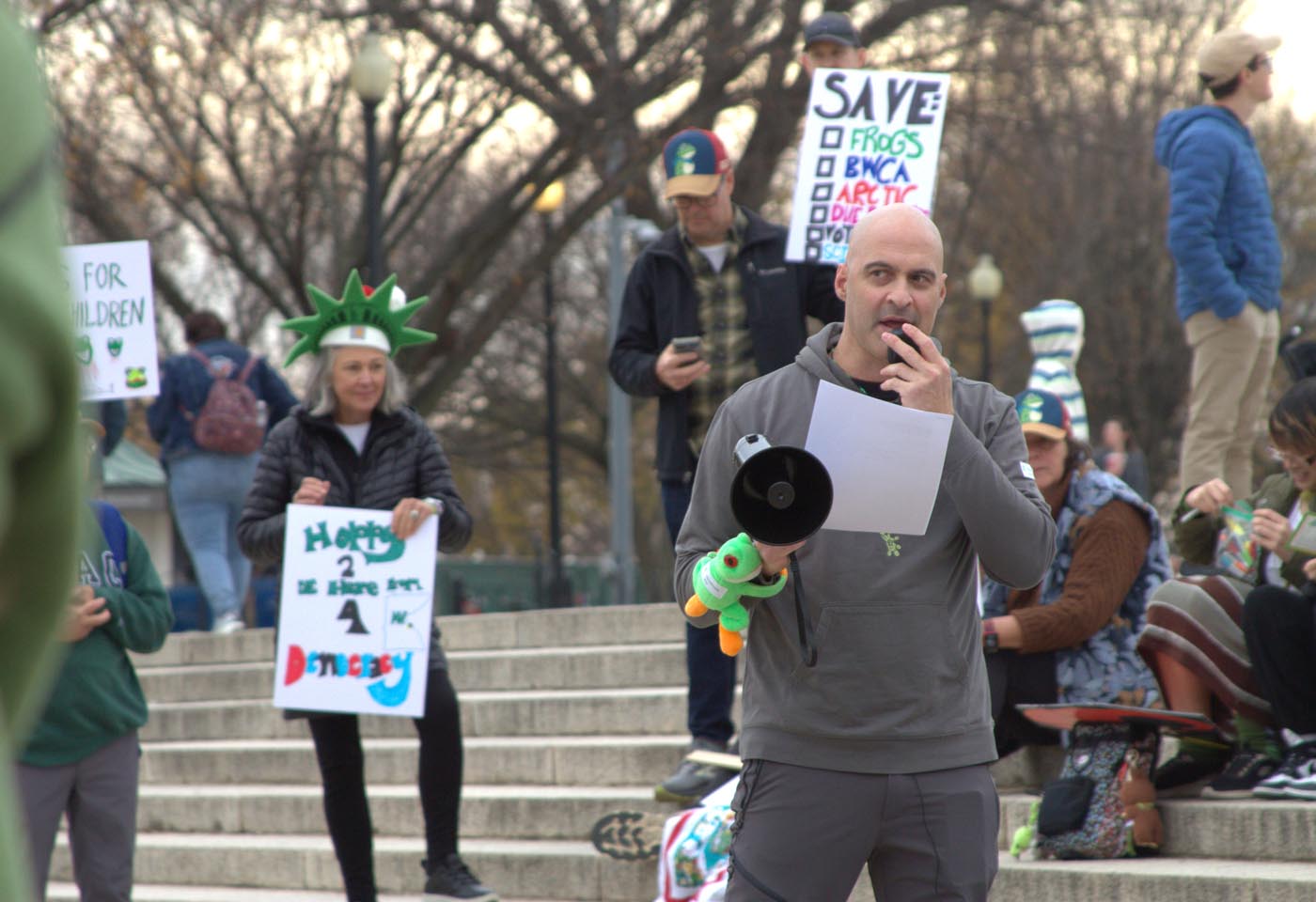 Pawai Sejuta Katak - Washington DC - 15-11-2025 - Foto oleh Arlo Lachenmeyer - 04 Kerry Kriger Berbicara