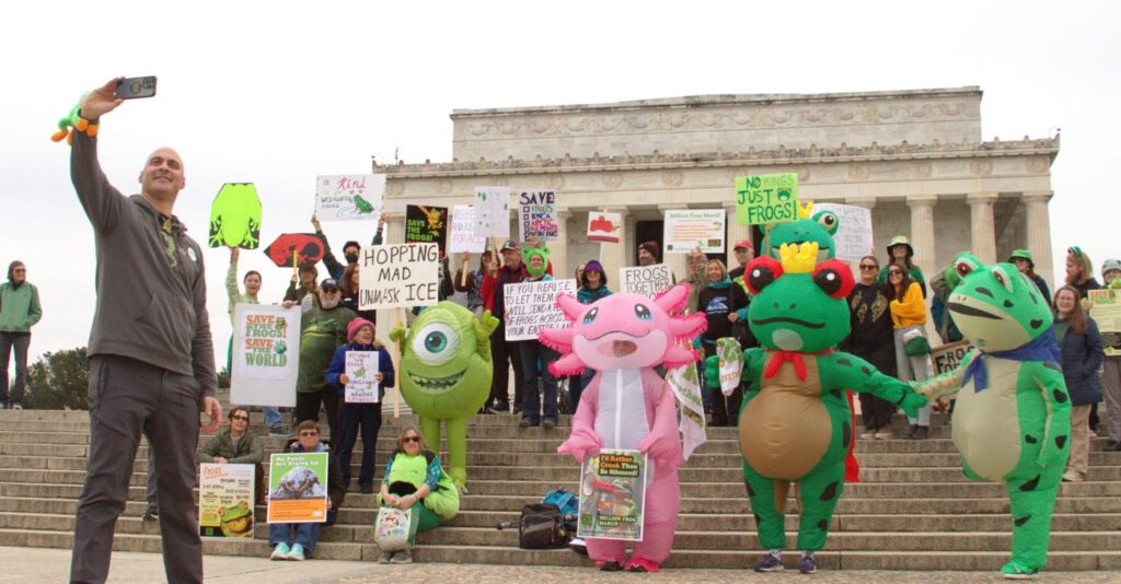 Pawai Sejuta Katak Washington DC 2025 11-15 Foto oleh Arlo Lachenmeyer 10