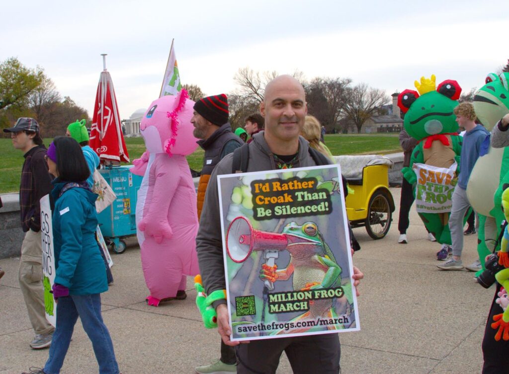 Pawai Sejuta Katak - Washington DC - 15-11-2025 - Foto oleh Arlo Lachenmeyer - Poster Kerry Kriger Croak ke-17