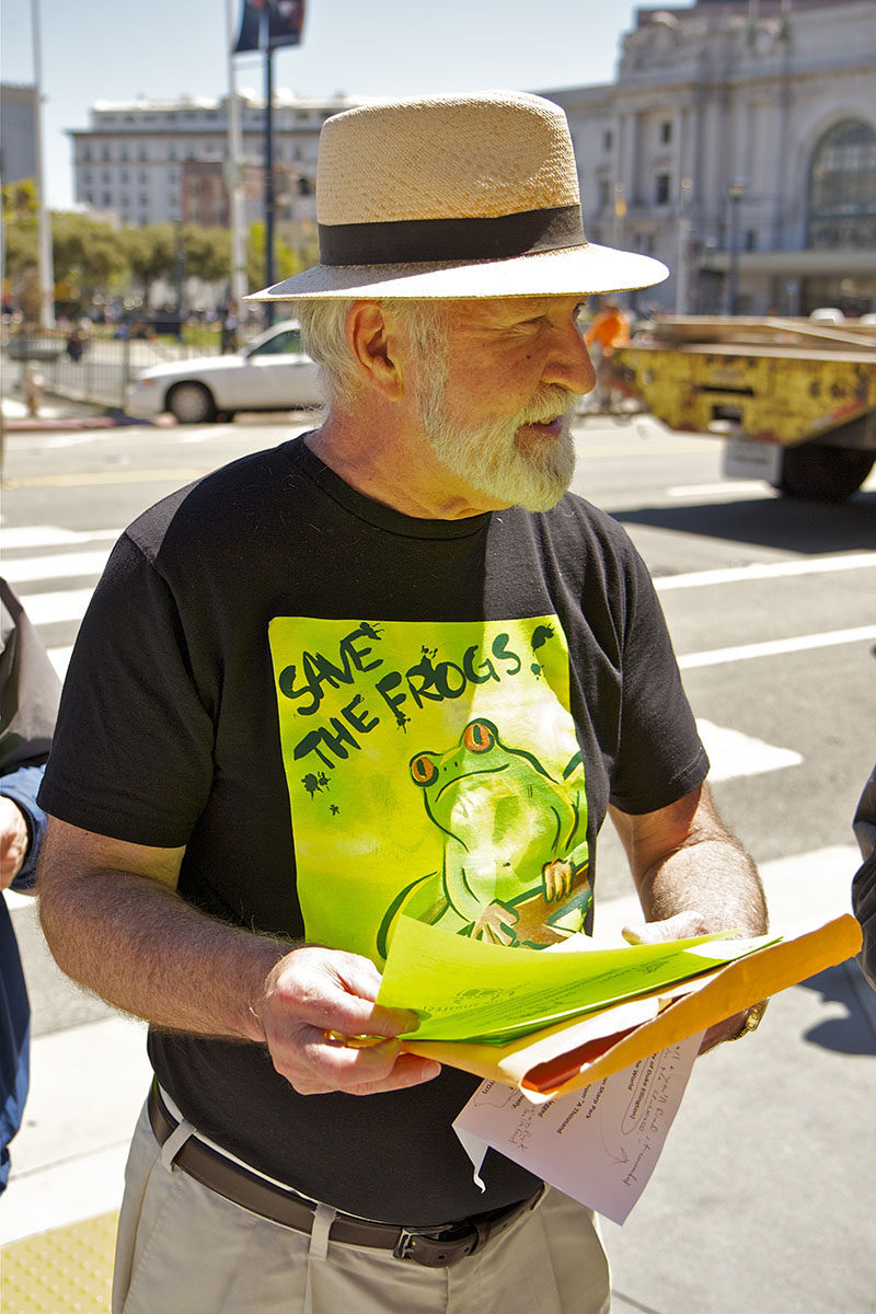 आशावादी विचार वाली टी-शर्ट, सैन फ्रांसिस्को में Save The Frogs Day 2011 रैली के लिए - फोटो: पॉल रैट्टे