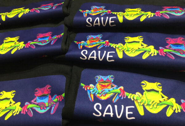 Camisa Save The Frogs Sapos coloridos em vinhas 2 1400 1