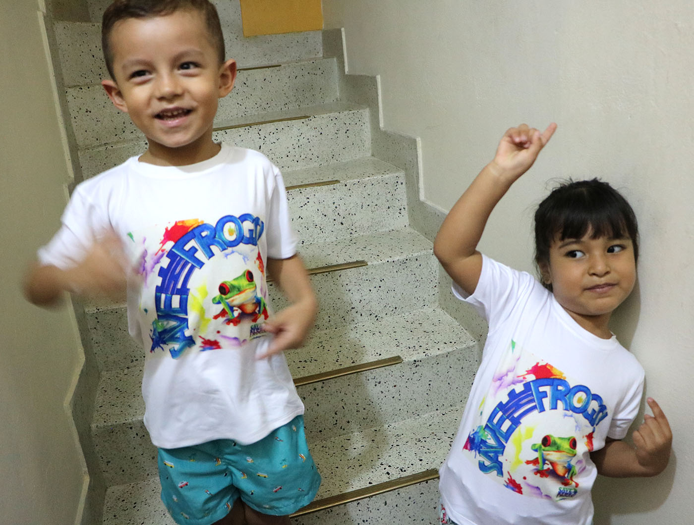Camisa de arte de sapo arco-íris para crianças