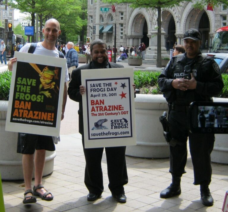 USA-DC-2011-Save-The-Frogs-Day-Kerry-Kriger-Tyrone-Hayes-PhotoByAlysonLee-Atrazine