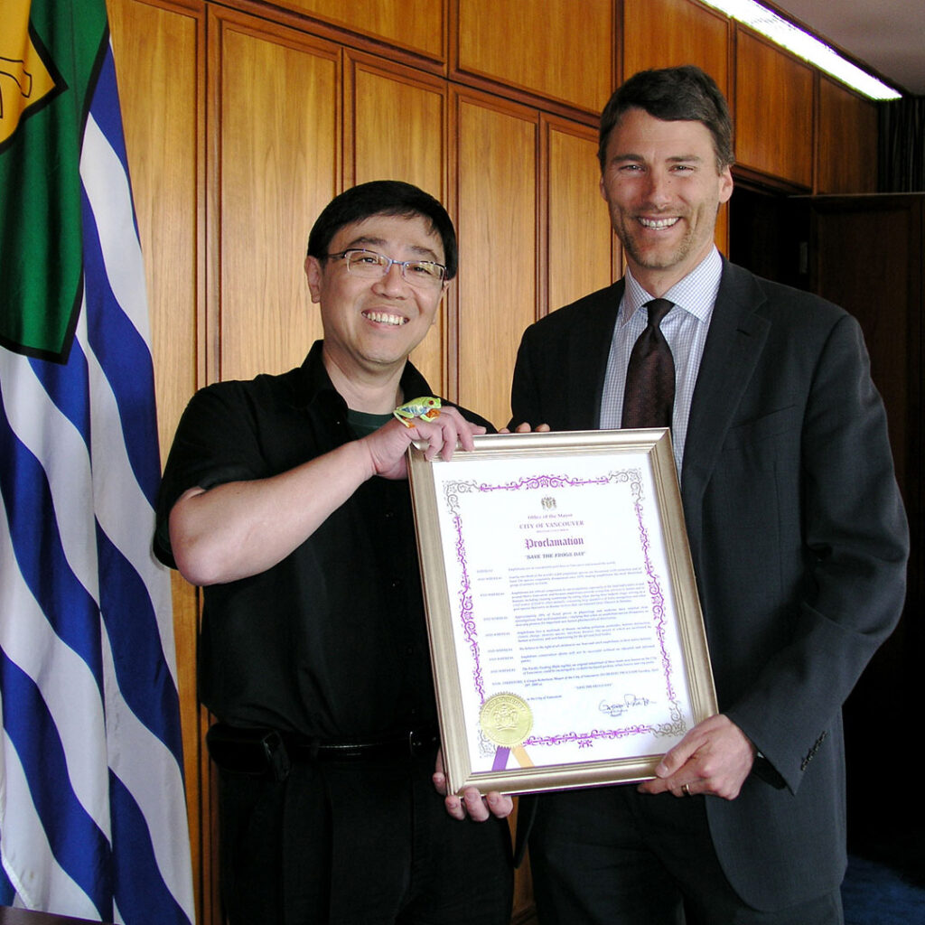 Vancouver-Sindaco-Gregor-Roberton-David-Wong-2009-Save-The-Frogs-Day