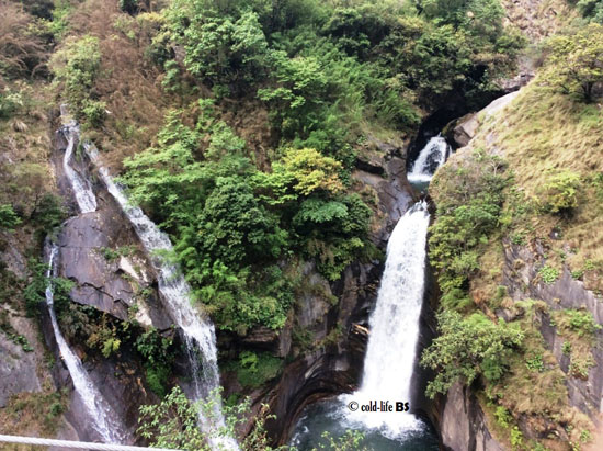 manaslu waterfalls