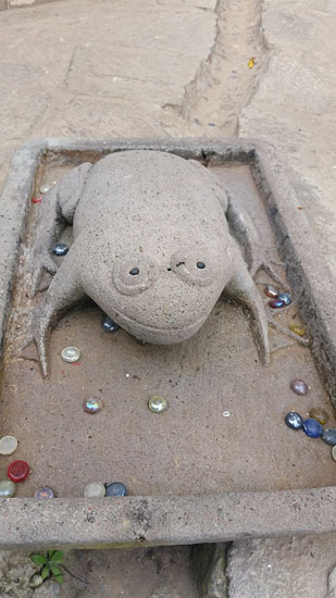 frog-sculpture-tin-bindi
