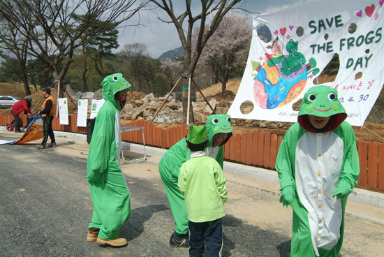 korea save the frogs day parade