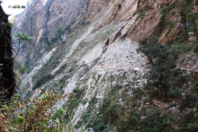 manaslu Narrow eroded trail at Tatopani biraj shrestha